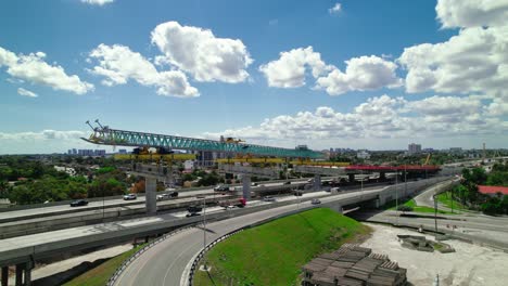 construcción de un puente expansivo sobre la autopista dolphin, miami