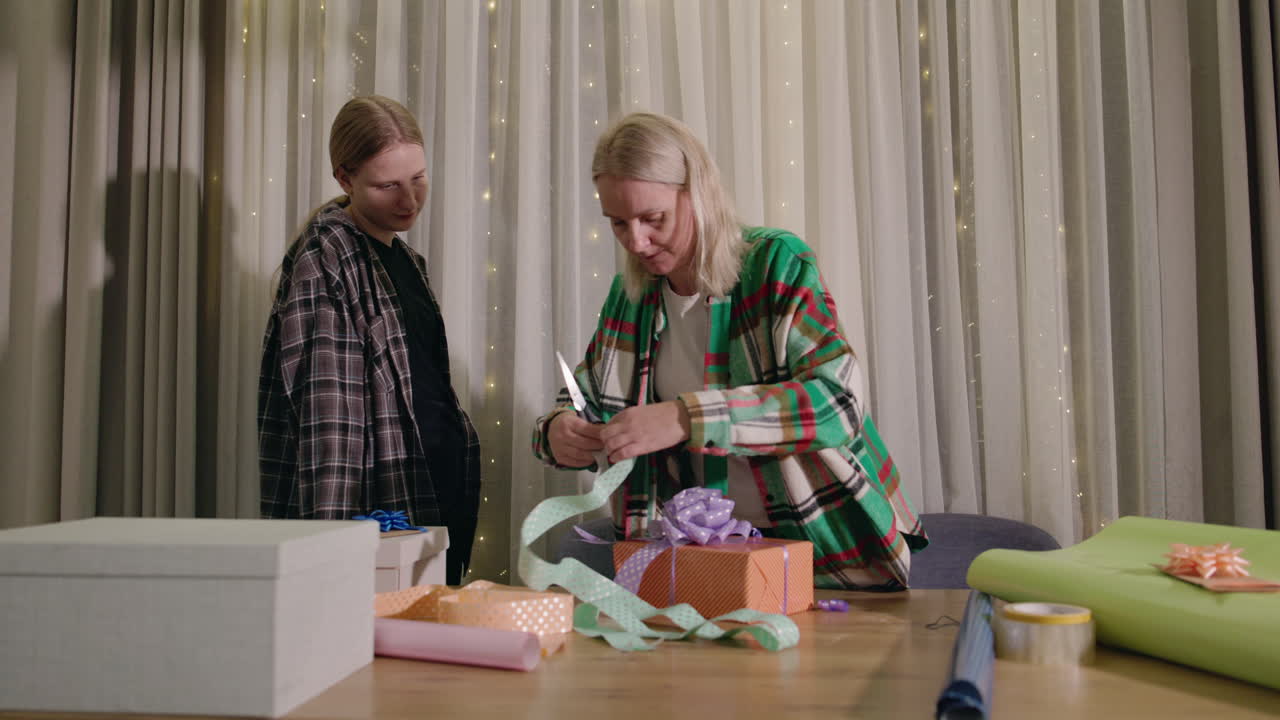 선물을 포장하는 여자들.