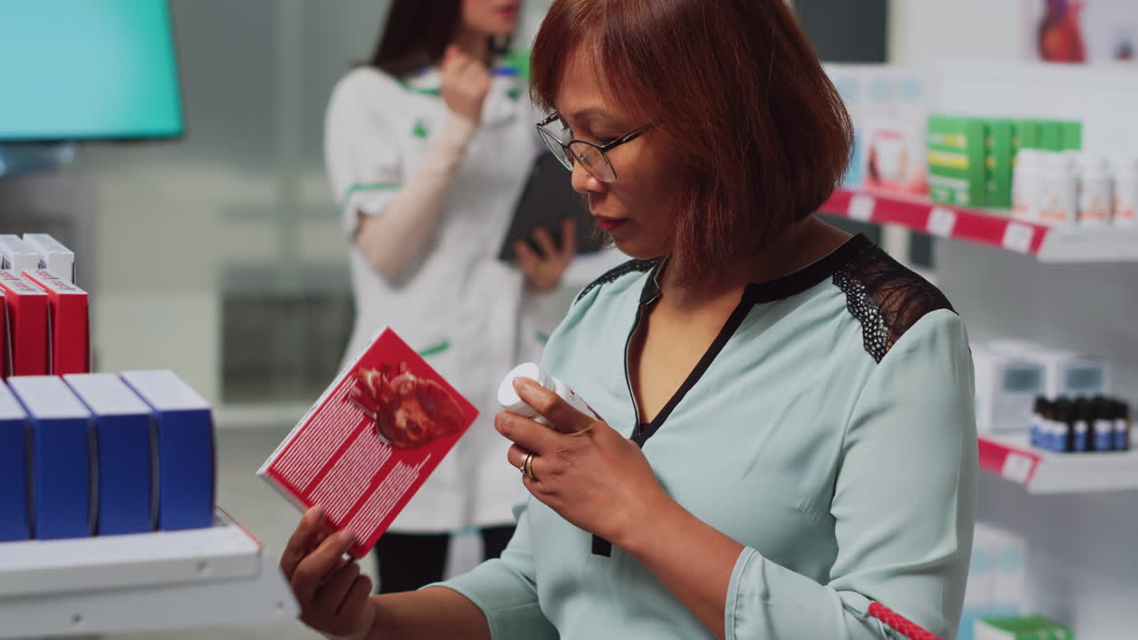 Cliente che legge le informazioni sui farmaci in farmacia