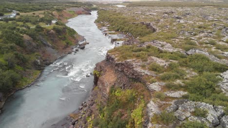 Hraunfossar-Wasserfall-In-Island,-Panoramablick