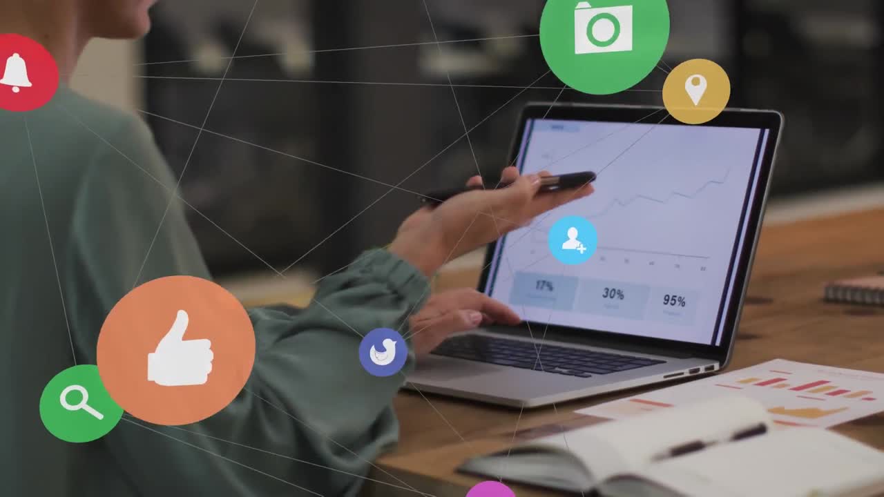 animación de una red de iconos digitales sobre una mujer caucásica hablando con un teléfono inteligente en la oficina