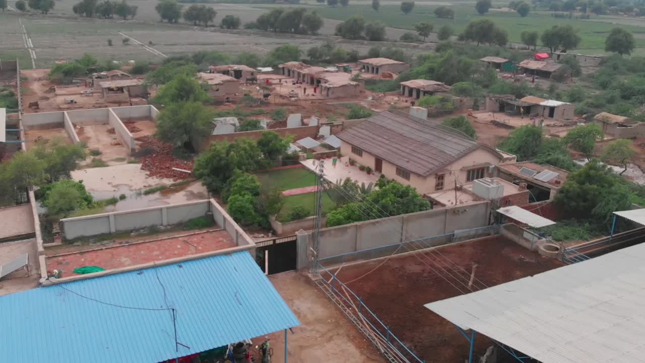 드론은 파키스탄 신드(sindh)에 있는 대규모 동물 농장의 놀라운 전망을 포착하고 축사 내부에 많은 수의 소가 보입니다.