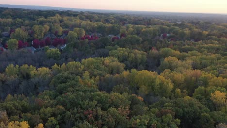 Vista-Aérea-Del-Barrio-De-Green-Bay-Wisconsin-Con-árboles-Rojos-En-El-Otoño