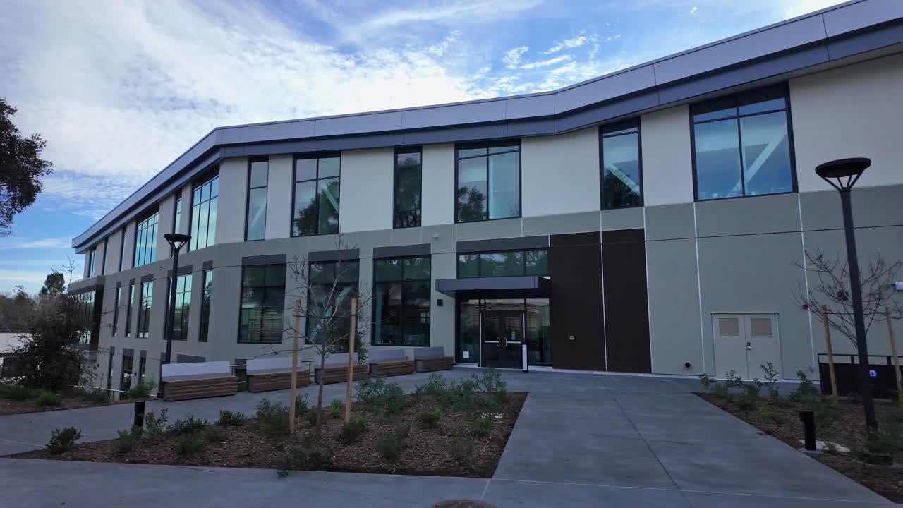 Un recorrido a pie por la tarde del College of Marin en Kentfield revela senderos sombreados, aulas modernas y patios arbolados con el telón de fondo de las colinas ondulantes del condado de Marin.