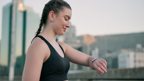 al aire libre, fitness y mujer feliz comprobar reloj inteligente