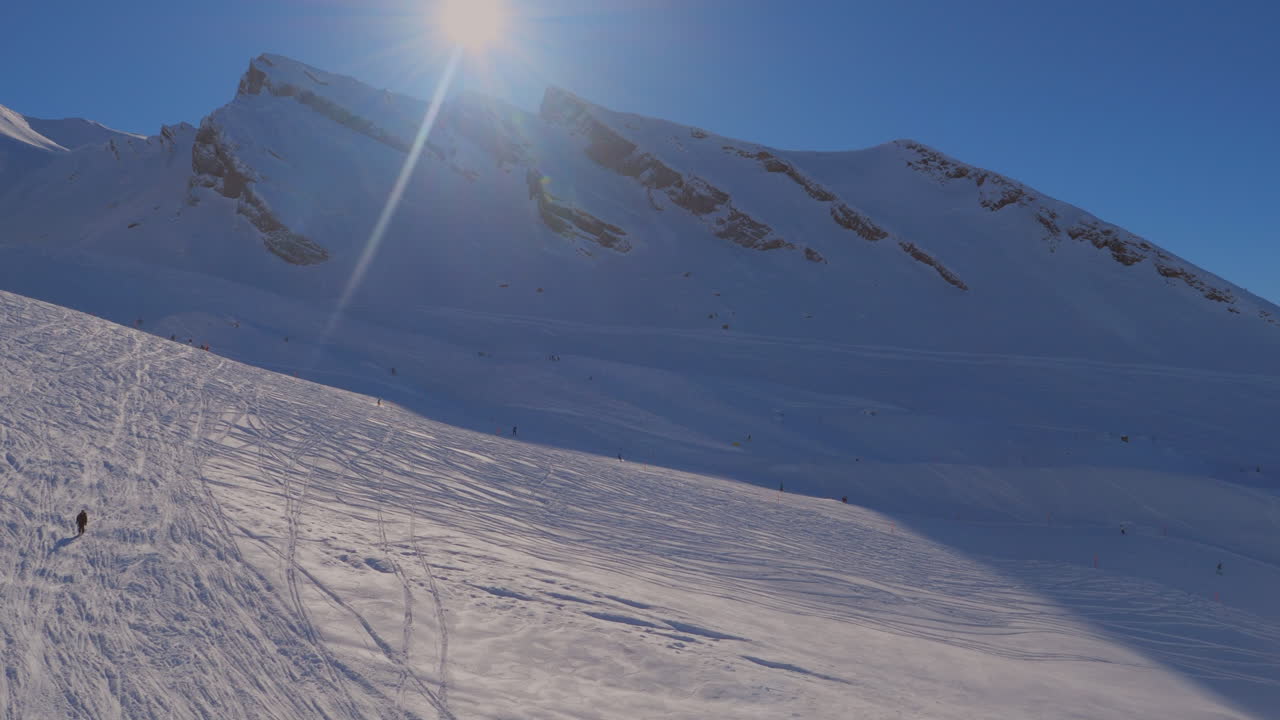 beckenried의 겨울 스키장에서 사람과 체어리프트가 있는 스위스 알프스의 스키장