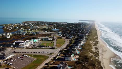 orillas exteriores de nc muy por encima del pueblo de hatteras en 4k, pueblo de hatteras carolina del norte