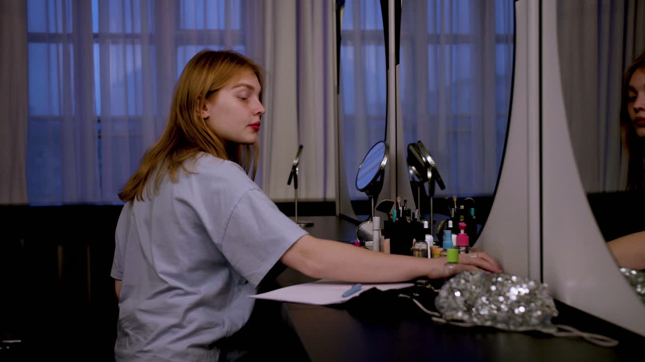 mujer entrando al vestidor