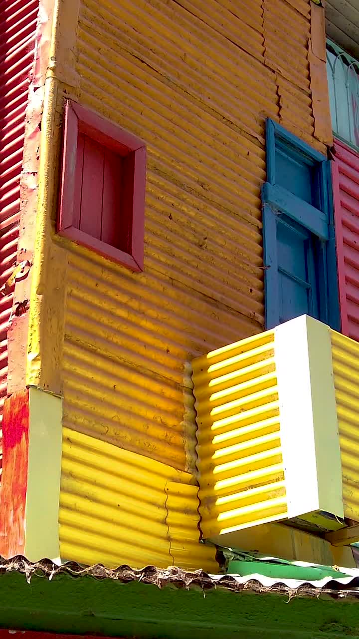 Detalhes de casas coloridas em Caminito, La Boca, Buenos Aires, Argentina: bairro pobre tradicional para viagens