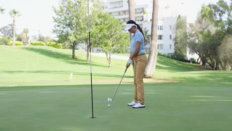 Mujer-Golfista-Haciendo-Fila-Para-Un-Putt