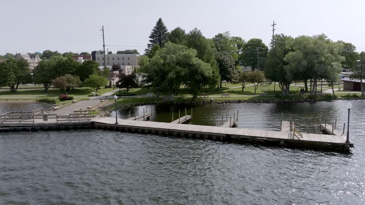 Lake Cadillac i Cadillac, Michigan, med drönarvideo som rör sig från höger till vänster.
