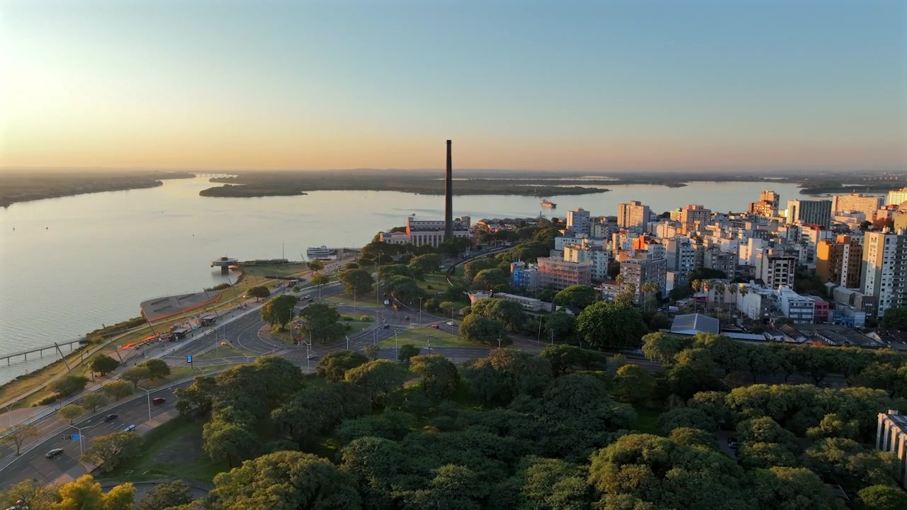Usina do Gasômetro dan pusat kota Porto Alegre saat jam emas dengan pergerakan maju