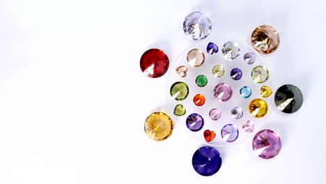 hermosos diamantes se dan la vuelta en la vitrina giratoria de diamantes.