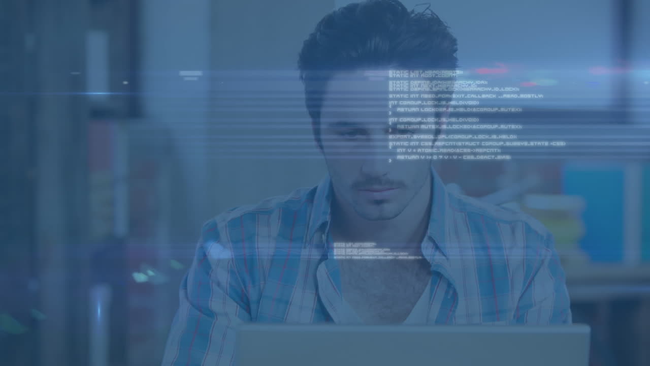 animación de bengalas de lente y lenguaje de programación sobre hombre caucásico usando computadora portátil en la oficina