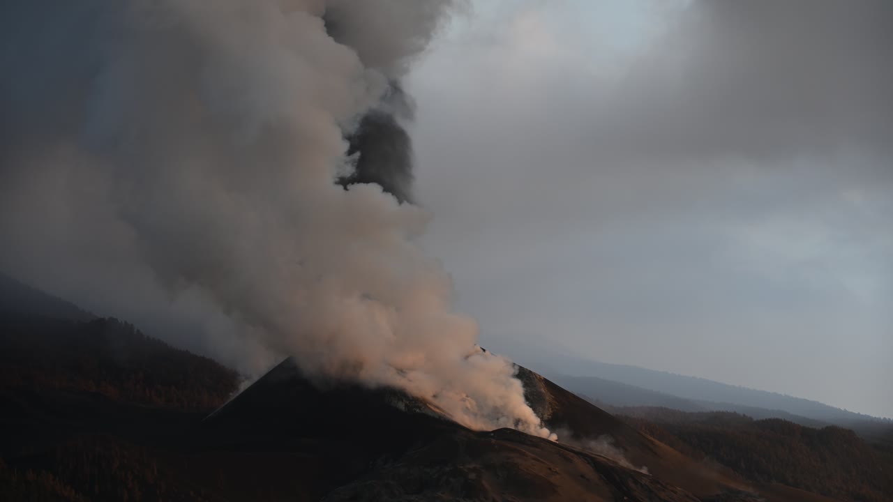 erupción volcánica con humo espeso en las islas canarias