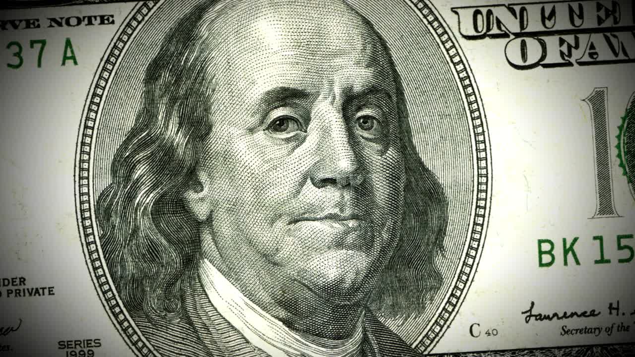 benjamin franklin parece sospechoso en el billete de 100 dólares de estados unidos.