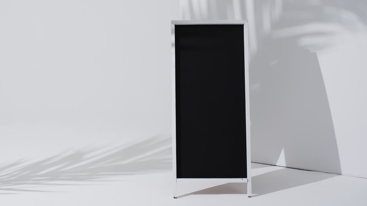 ⁇  배경 에 복사 공간 을 가진  ⁇  스탠드 에 있는 블랙보드 표지판 의 비디오