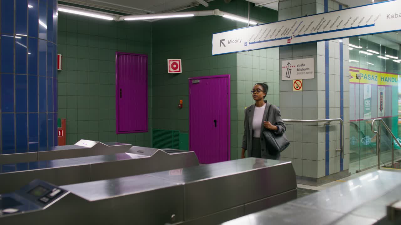 mujer caminando por la estación de metro