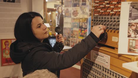 Eine-Frau-Versucht,-Eine-Antike-Telefonzentrale-Im-Motala-Motormuseum-In-Schweden-Anzurufen