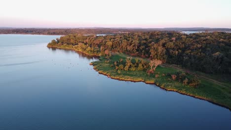 Paisaje-Del-Río-En-El-Crepúsculo