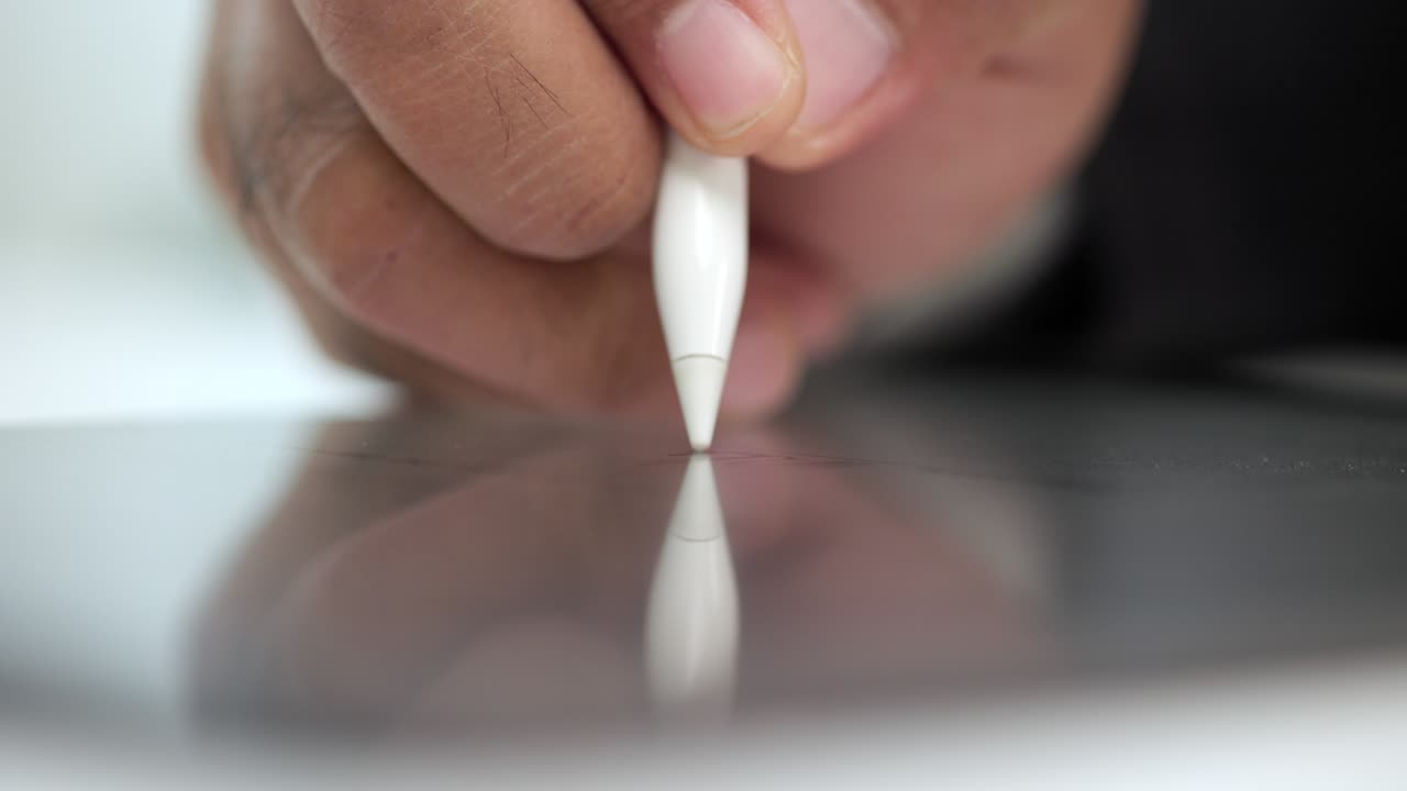 타블에서 스타일러스 펜으로 사업 계약서에 서명하는 사업가, 사무실에서 타블으로 계약서를 서명하는 사람, 비즈니스 및 기술 개념, 전자 서명 개념