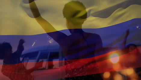 animación de agitar la bandera de colombia sobre un grupo de amigos en la playa