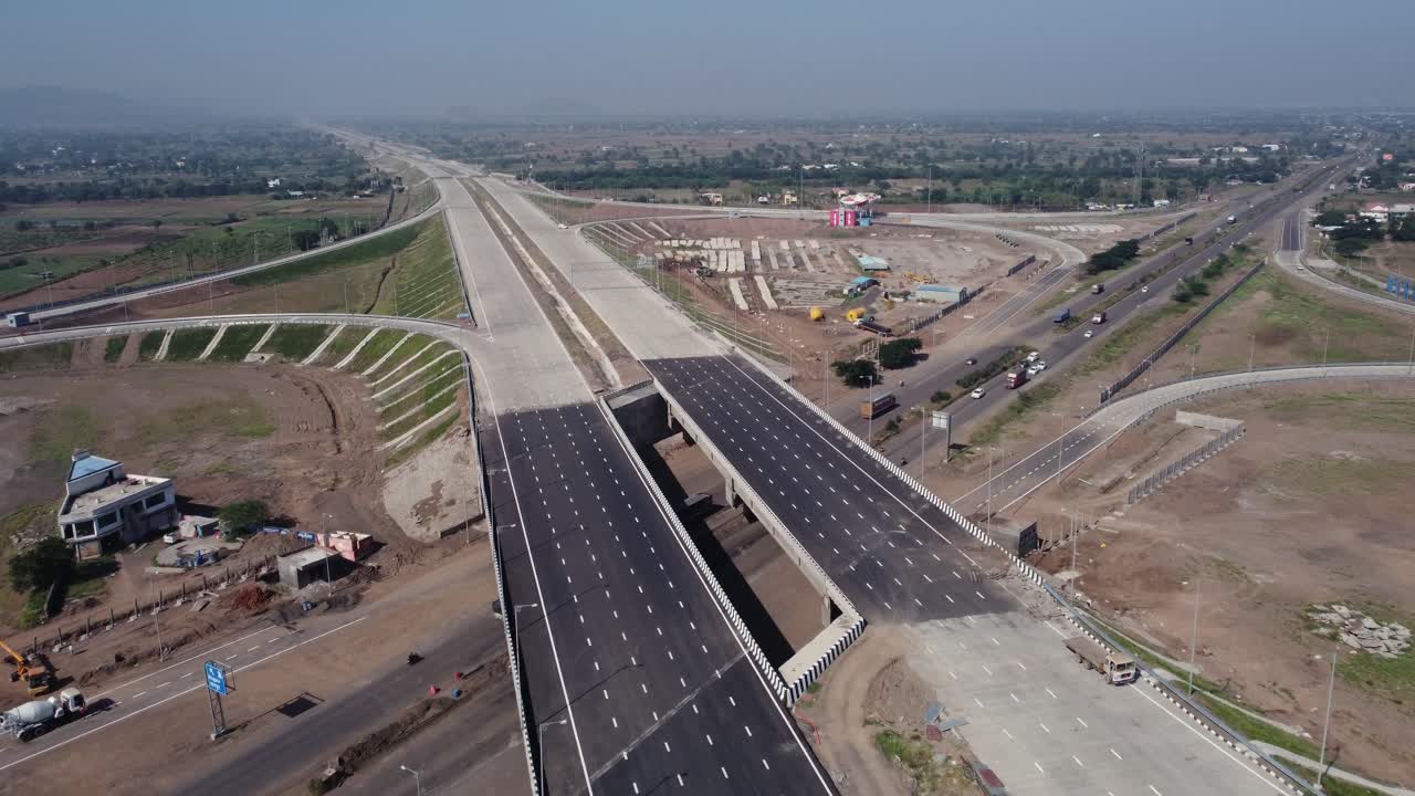seguimiento de la vista aérea del intercambio de samruddhi mahamarg o nagpur a la autopista de supercomunicación de mumbai, que es una autopista de 6 carriles en construcción