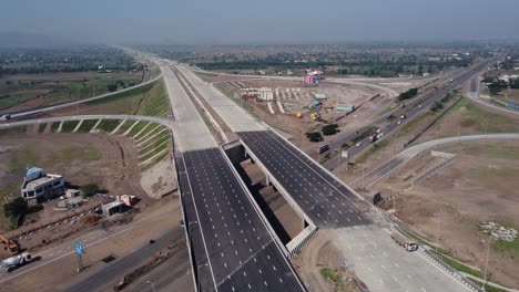 Tracking-Luftaufnahme-Des-Autobahnkreuzes-Von-Samruddhi-Mahamarg-Oder-Nagpur-Nach-Mumbai-Super-Communication-Expressway,-Einer-Im-Bau-Befindlichen-6-spurigen-Autobahn