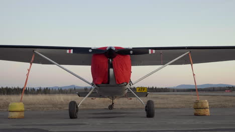 Leichtflugzeug-Am-Flughafen-Vanderhoof-In-Der-Abenddämmerung-In-Vanderhoof,-BC,-Kanada