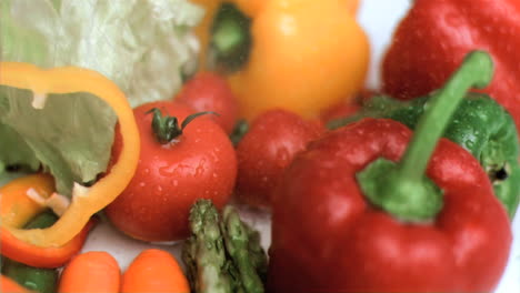 Agua-Cayendo-Sobre-Verduras-En-Cámara-Súper-Lenta