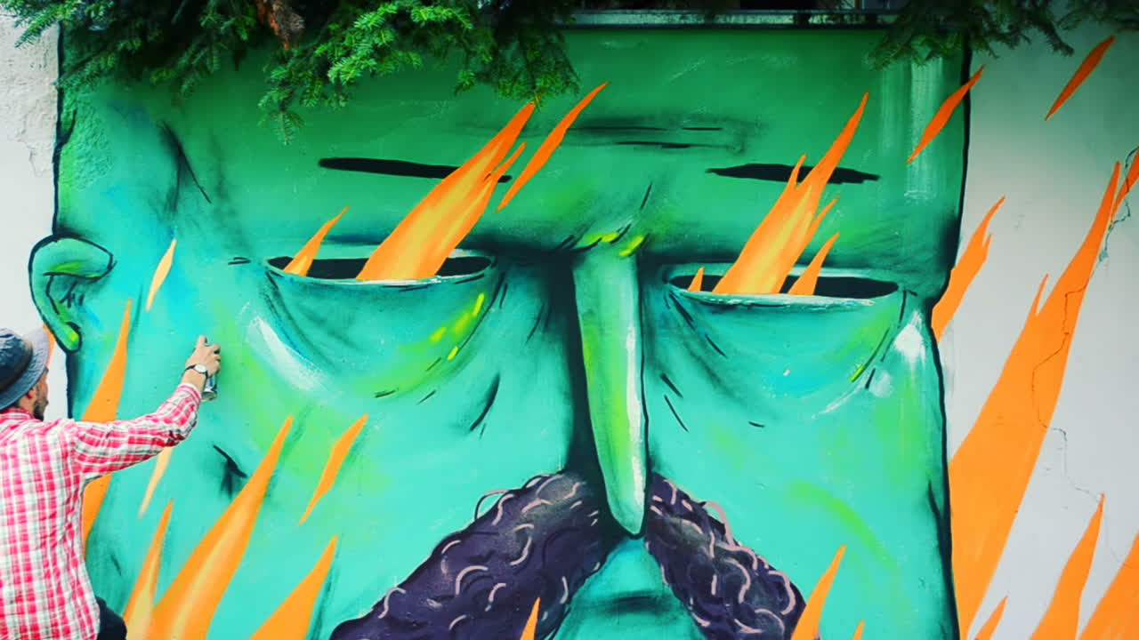 L'artista disegna graffiti su una recinzione. Graffiti su una recinzione.