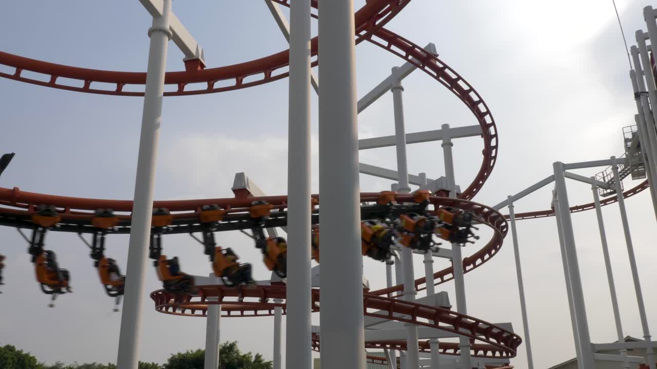 Trem de montanha-russa seguindo o circuito que desce em espiral, Dream World, Tailândia