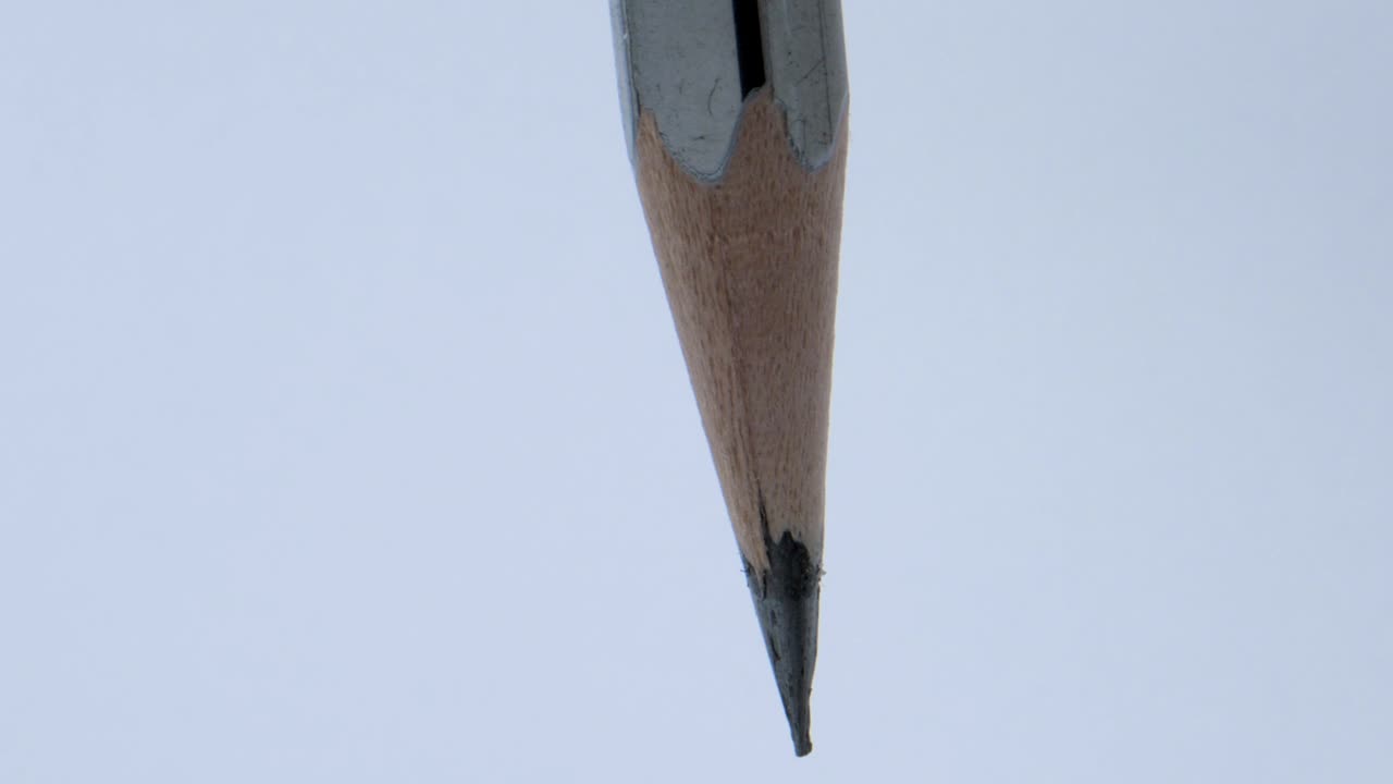 poniendo el lápiz en el afilador de primer plano