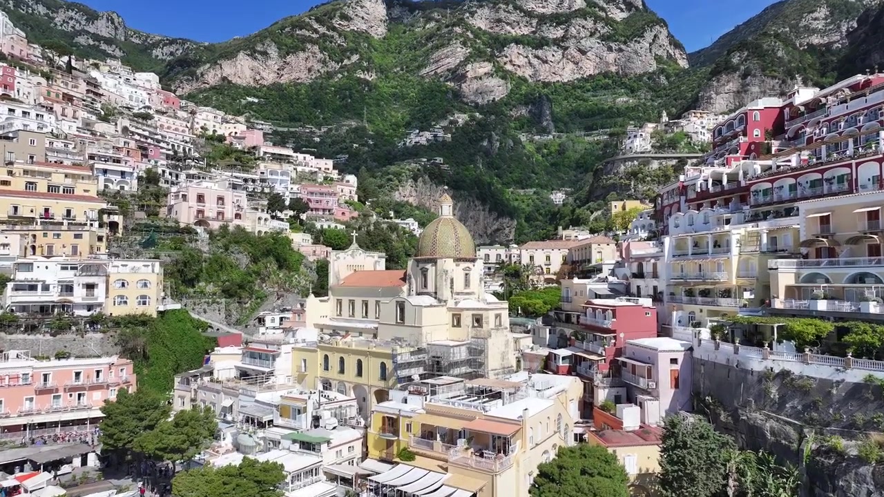 Costiera Amalfitana a Positano, Salerno, Italia. Paesaggio della spiaggia. Scena con scogliere giganti. Costiera Amalfitana a Positano, Salerno, Italia. Skyline della città medievale. Golfo di Salerno, Mar Mediterraneo. Skyline della spiaggia