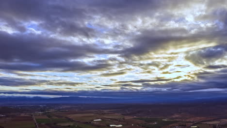 lapso de tiempo de las nubes sobre el campo rural en sudáfrica