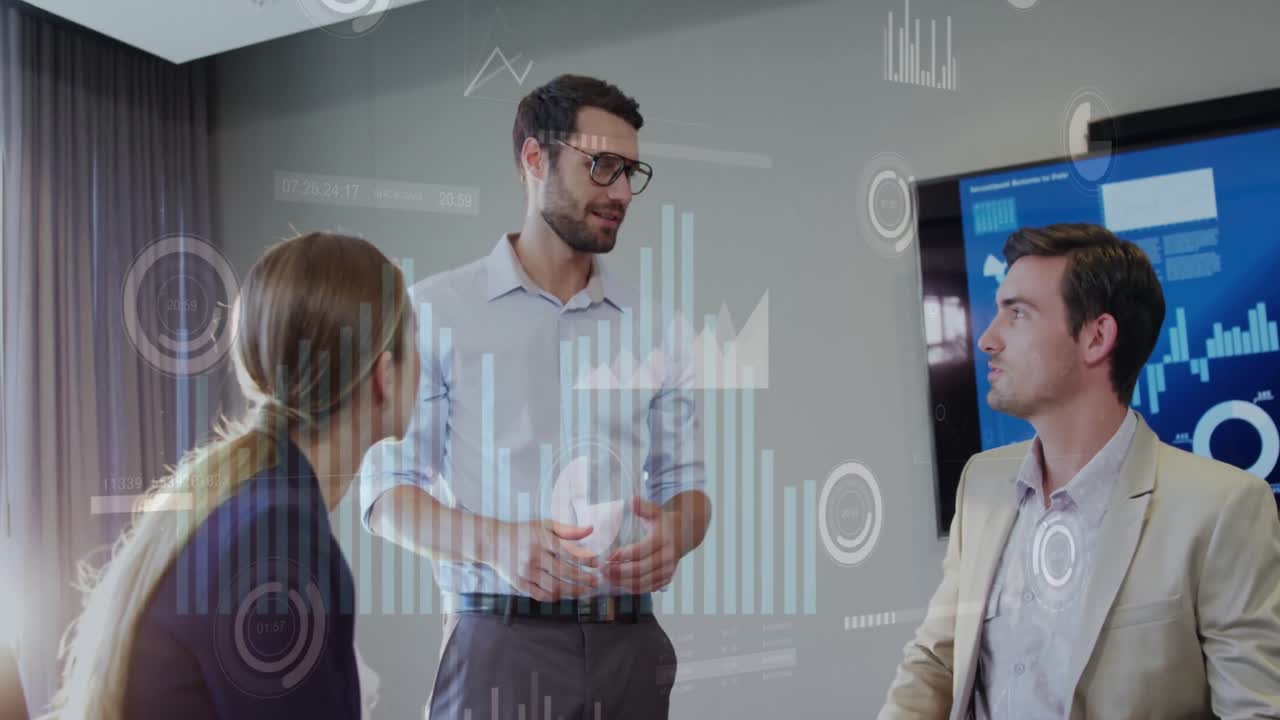 animación de círculos y barras de carga con gráficos, compañeros de trabajo caucásicos discutiendo en la oficina