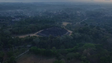 Ikonischer-Borobudur-Tempel-In-Zentral-Java,-Indonesien,-Luftaufnahme-Am-Frühen-Morgen