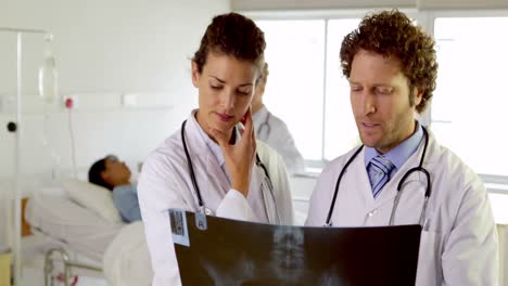 Ärzte-Untersuchen-Röntgenaufnahmen-Auf-Der-Station