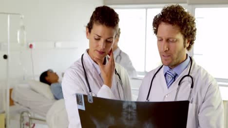 los médicos examinan las radiografías en la sala.