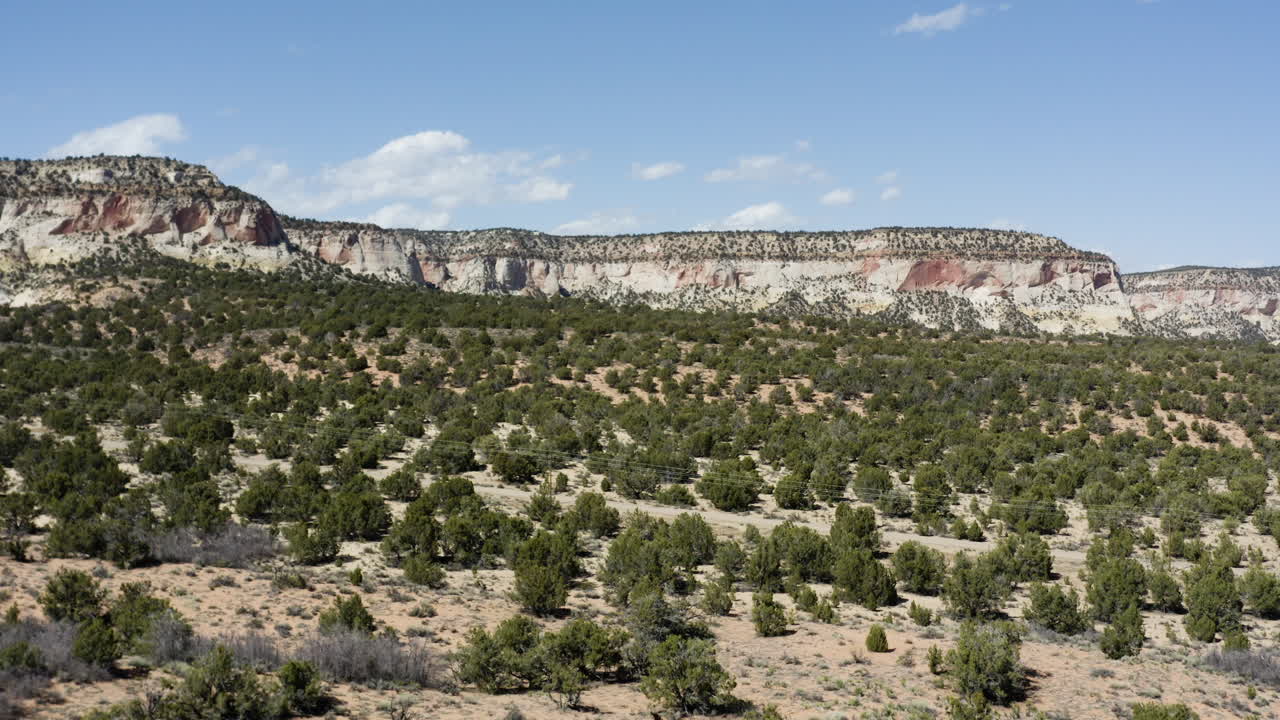 acantilados de la meseta en el desierto del sudoeste de utah cerca de kanab - establecimiento aéreo