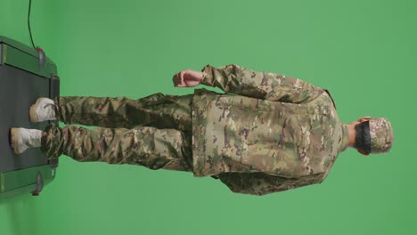 cuerpo lleno de vista trasera hombre asiático soldado caminando en la pantalla verde estudio de fondo