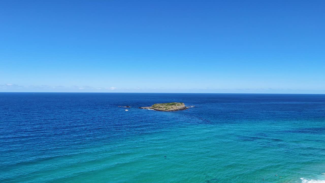 섬과 해변이 있는 멋진 해안 풍경