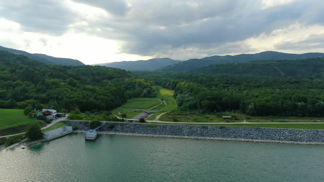 흐린 날 댐 벽에 접근하는 크로아티아의 부토니가 호수 담수 저수지, 공중 드론 비행 촬영