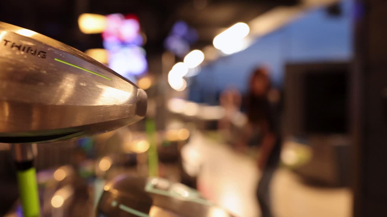 방의 골프 클럽을 선택하는 사람