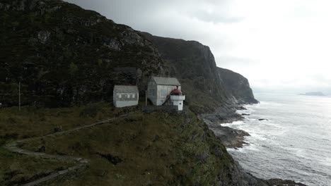 Vista-Aérea-De-Un-Faro-Costero-En-El-Municipio-De-Kinn,-Cerca-De-Måløy,-Noruega