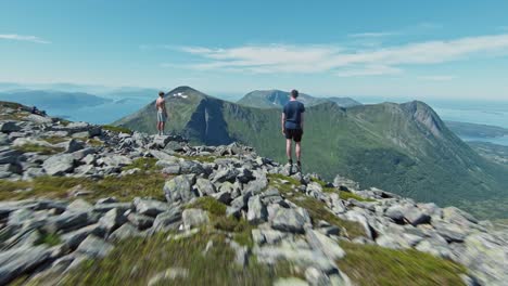 Adultos-Jóvenes-Exitosos-Llegaron-A-La-Cima-De-La-Montaña,-Vista-De-Drones-Fpv-Del-Majestuoso-Paisaje