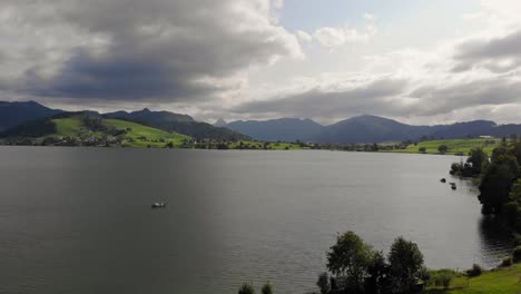 瑞士西爾西湖 (sihlsee lake) 的晴朗風景