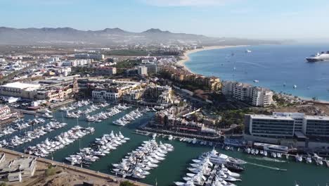 Vista-Panorámica-Aérea-Del-Puerto-Deportivo-De-Cabo-San-Lucas-En-Un-Clima-Soleado