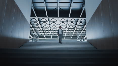 Un-Colegial-Adolescente-Bajando-Solo-Las-Escaleras.-Niño-Solitario-Caminando-Por-Un-Pasillo-Vacío.