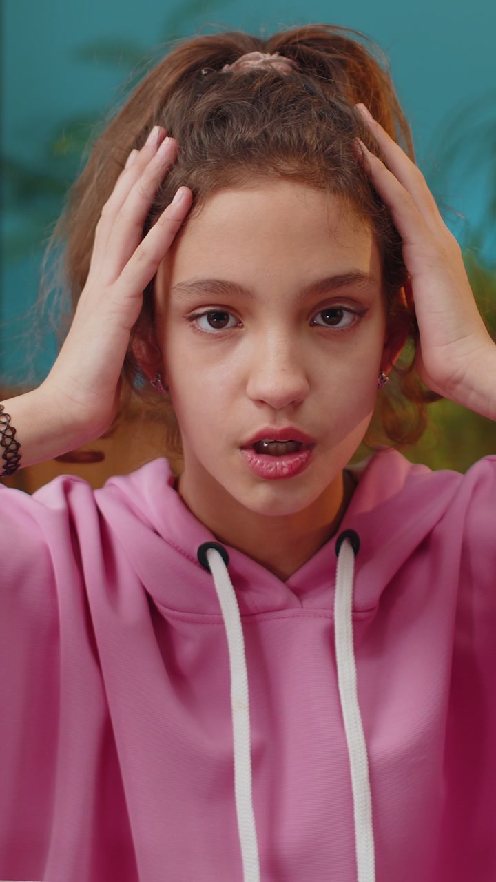 Ritratto di studentessa preadolescente caucasica triste e spaventata che si tiene la testa, a causa di un esame fallito o di un problema.